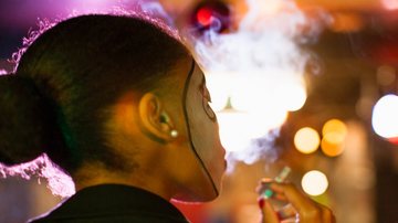 Mulheres atingiram meta global de redução no tabagismo cinco anos antes do previsto, enquanto os homens ainda concentram mais de 80% dos usuários, segundo relatório da OMS - Envato