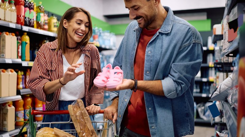 Abras aponta que recursos extras no fim do ano, como 13º salário e abono salarial, devem impulsionar o consumo nos próximos meses - Adobe Stock