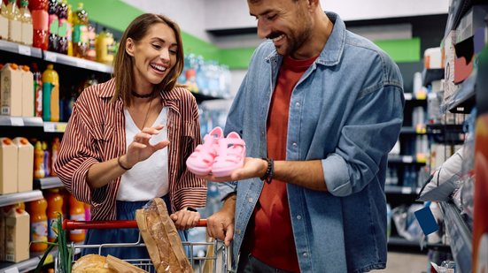 Abras aponta que recursos extras no fim do ano, como 13º salário e abono salarial, devem impulsionar o consumo nos próximos meses - Adobe Stock