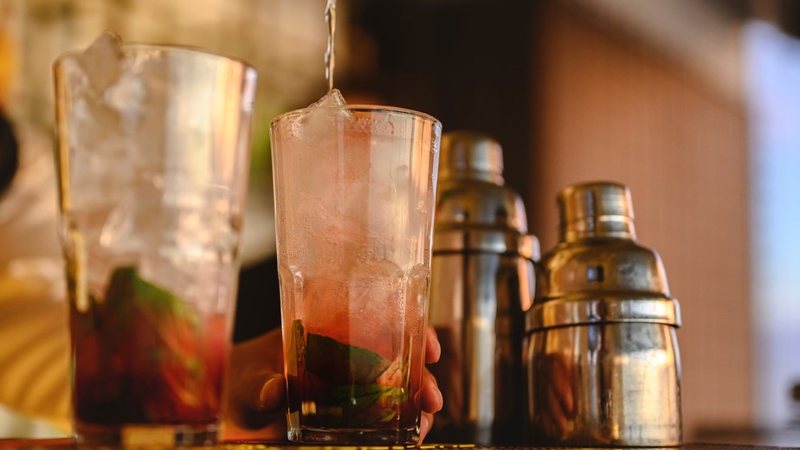 Mais barato, o metanol é usado para aumentar os lucros com a venda de produtos caros, como uísque, gim e vodca - Envato