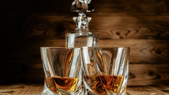 Venda das bebidas destiladas, como whisky, gim e vodca, está sob suspeita após mortes por intoxicação - Envato