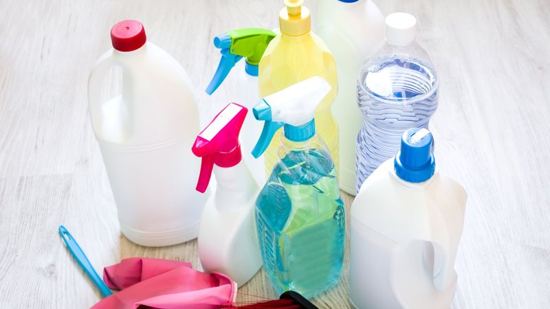 8% dos consumidores compram produtos de limpeza de caminhões que vendem a granel, prática não regulamentada no País - Envato