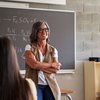 Fatores como regras de transição e acúmulo de cargos em diferentes redes de ensino impactam pedido de aposentadoria - Envato