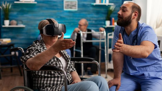 Recursos como realidade virtual e inteligência artificial, por exemplo, são usados para personalizar a reabilitação de acordo com os interesses dos pacientes - Envato