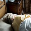 Dormir mal não é saudável em nenhuma idade, mas na maturidade pode levar ao agravamento de doenças crônicas e até sarcopenia - Envato
