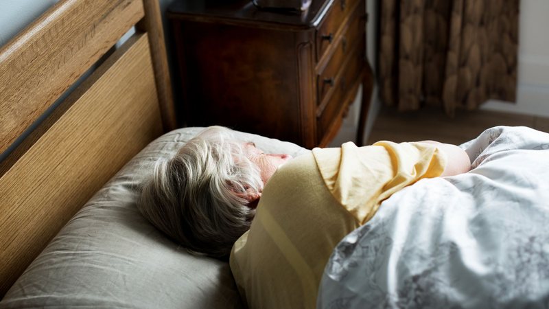 Dormir mal não é saudável em nenhuma idade, mas na maturidade pode levar ao agravamento de doenças crônicas e até sarcopenia - Envato