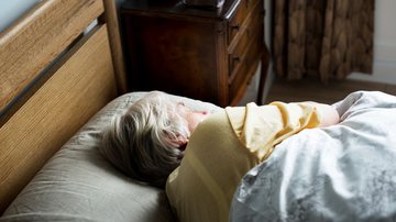 Dormir mal não é saudável em nenhuma idade, mas na maturidade pode levar ao agravamento de doenças crônicas e até sarcopenia - Envato