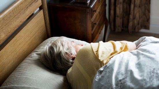 Dormir mal não é saudável em nenhuma idade, mas na maturidade pode levar ao agravamento de doenças crônicas e até sarcopenia - Envato