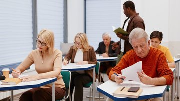 Mesmo depois dos 50, aprender inglês deixa de ser tabu: 48% já têm algum conhecimento, 35% estão estudando e 24% querem começar - Envato