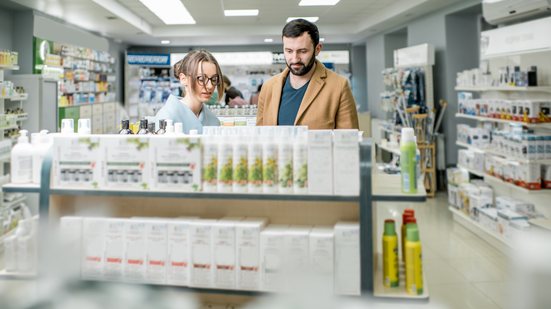 Segundo estudo, 61% dos entrevistados disseram que costumam ir a estes estabelecimentos para comprar itens de conveniência - Envato