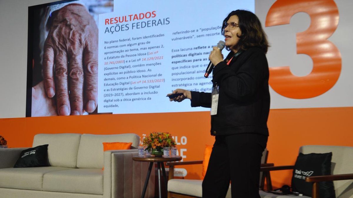 Doutora em Ciência Política e especialista em Política de Cuidados e Gênero, Symone Bonfim apresentou painel sobre inclusão digital - Manuela França/Viva