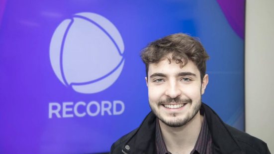 Seguindo os passos do pai, João Augusto inicia sua jornada na TV - Reprodução/Instagram/@recordoficial