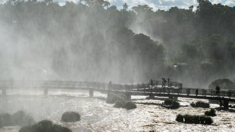 Com a decisão da Justiça Federal, parte da receita obtida com a visitação às Cataratas do Iguaçu irão para o estado do Paraná - Envato