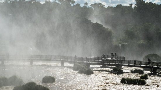 Com a decisão da Justiça Federal, parte da receita obtida com a visitação às Cataratas do Iguaçu irão para o estado do Paraná - Envato