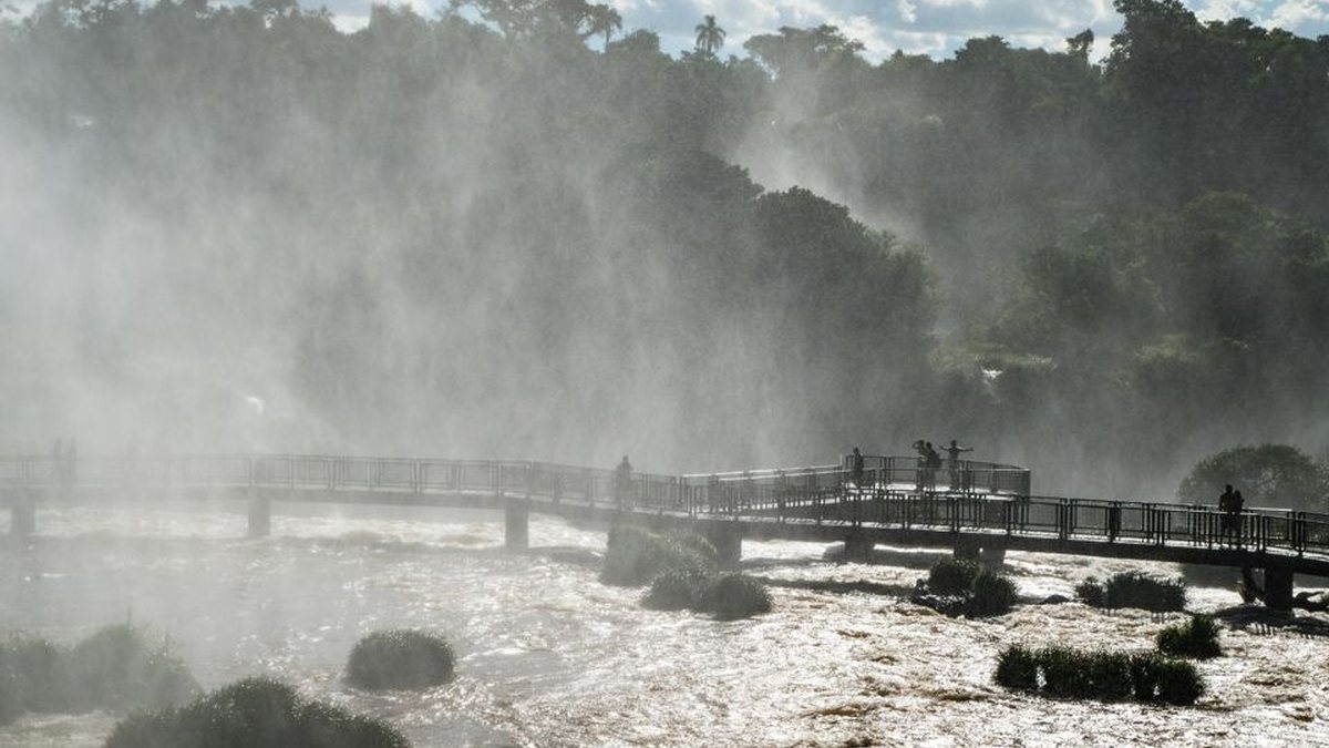 Com a decisão da Justiça Federal, parte da receita obtida com a visitação às Cataratas do Iguaçu irão para o estado do Paraná - Envato