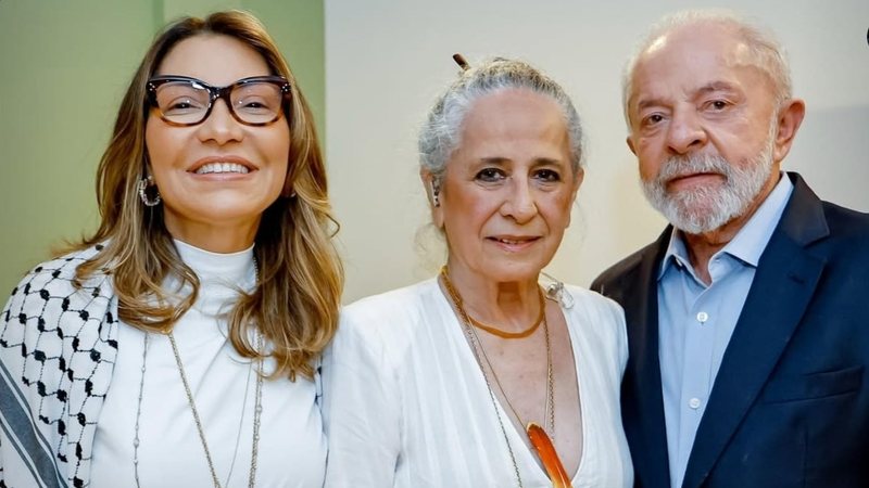 O presidente entregou a Bethânia um buquê de flores e posou para fotos ao seu lado - Reprodução/Instagram/@LulaOficial/Ricardo Stuckert