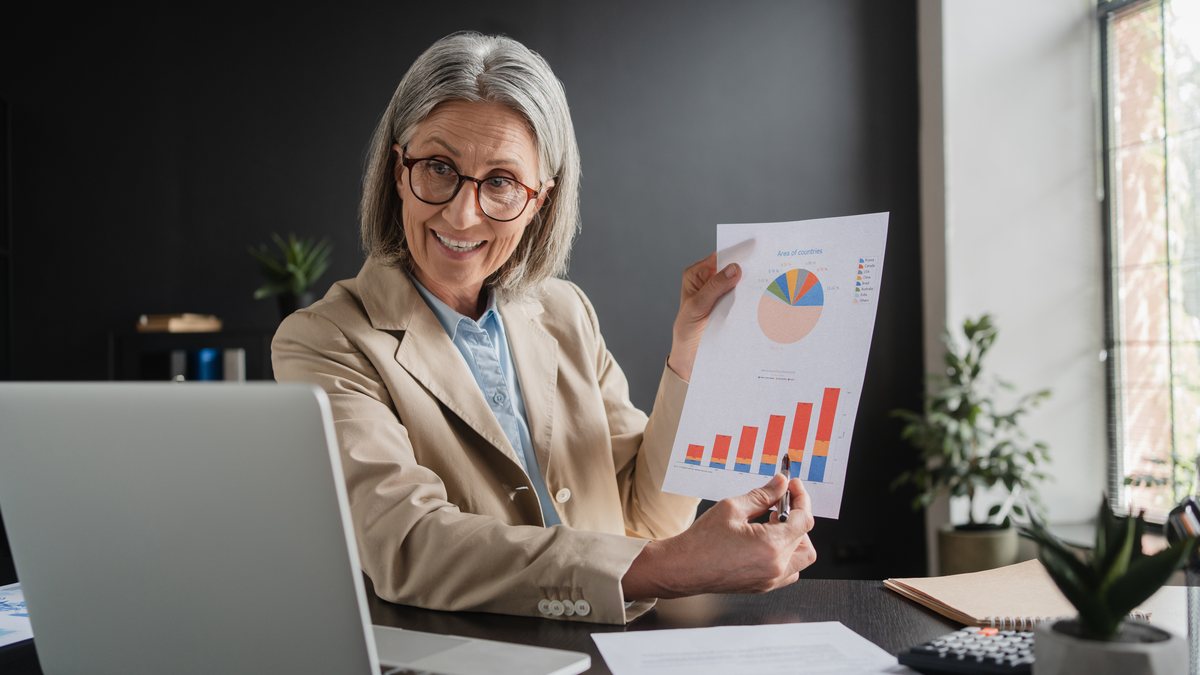 Investidor 60+ representa apenas 10% do total dos investidores pessoa física na B3, mas já é responsável por 45,8% do estoque - Envato