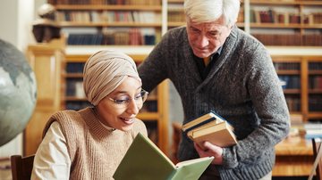 Além de estimular o cérebro e criar novas conexões, a leitura tem se mostrado essencial no retardamento do envelhecimento - Envato