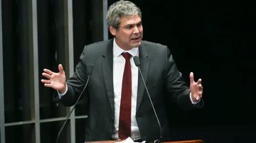 Lindbergh Farias (PT-RJ) alega que carta lida por Flávio Bolsonaro em live descumpre medida cautelar - Fábio Pozzebom/Agência Brasil