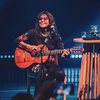 Em turnê pelo Brasil, Luiz Caldas mistura sucessos do axé com hits da música brasileira e internacional - Foto: Lucas Elocado