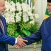 Lula e Prabowo Subianto, presidente da Indonésia, apertam as mãos durante encontro no país asiático - Foto: Ricardo Stuckert/Presidência