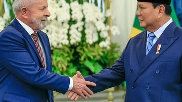 Lula e Prabowo Subianto, presidente da Indonésia, apertam as mãos durante encontro no país asiático - Foto: Ricardo Stuckert/Presidência
