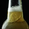 Promotoria diz que os 11 homens e 9 mulheres flagrados na ação falsificar cerveja devem responder por falsificação - Envato