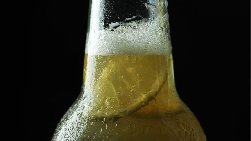 Promotoria diz que os 11 homens e 9 mulheres flagrados na ação falsificar cerveja devem responder por falsificação - Envato