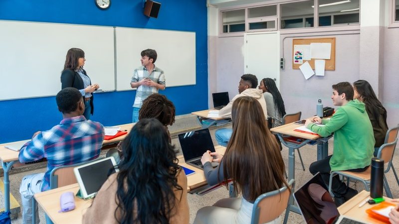 Foram retirados do texto termos que abordavam a questão de gênero e foi incluído respeito aos direitos humanos - Envato