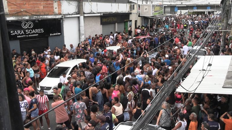 Moradores do Complexo da Penha, na zona norte do Rio de Janeiro, levam ao menos 60 corpos para a Praça São Lucas, na Estrada José Rucas, no início da manhã desta quarta-feira, 29, após a megaoperação mais letal da história do Estado. - Icaro Limaverde Marquezi