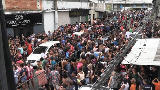 Moradores do Complexo da Penha, na zona norte do Rio de Janeiro, levam ao menos 60 corpos para a Praça São Lucas, na Estrada José Rucas, no início da manhã desta quarta-feira, 29, após a megaoperação mais letal da história do Estado. - Icaro Limaverde Marquezi