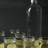 Venda de lacres, tampas, rótulos e garrafas de bebidas alcoólicas nas redes sociais é considerada ilegal - Envato