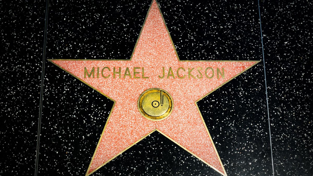 Os herdeiros de Michael Jackson já receberam US$ 3,5 bilhões desde a morte do cantor em 2009, de acordo com a Forbes - Adobe Stock