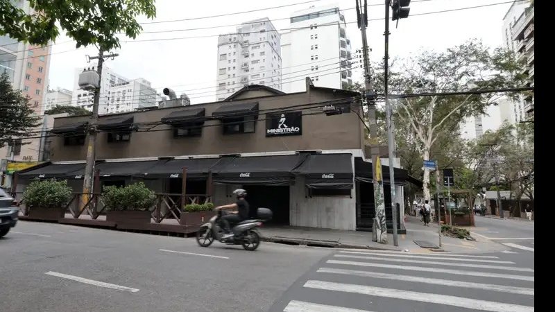Bar Ministrão, na Av. Lorena com Ministro Rocha Azevedo (Jardins), interditado pela Vigilância Sanitária, após suspeita de bebidas com metanol - Paulo Pinto/Agência Brasil
