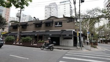 Bar Ministrão, na Av. Lorena com Ministro Rocha Azevedo (Jardins), interditado pela Vigilância Sanitária, após suspeita de bebidas com metanol - Paulo Pinto/Agência Brasil