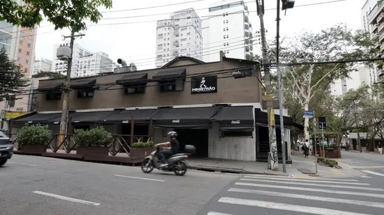 Bar Ministrão, na Av. Lorena com Ministro Rocha Azevedo (Jardins), interditado pela Vigilância Sanitária, após suspeita de bebidas com metanol - Paulo Pinto/Agência Brasil