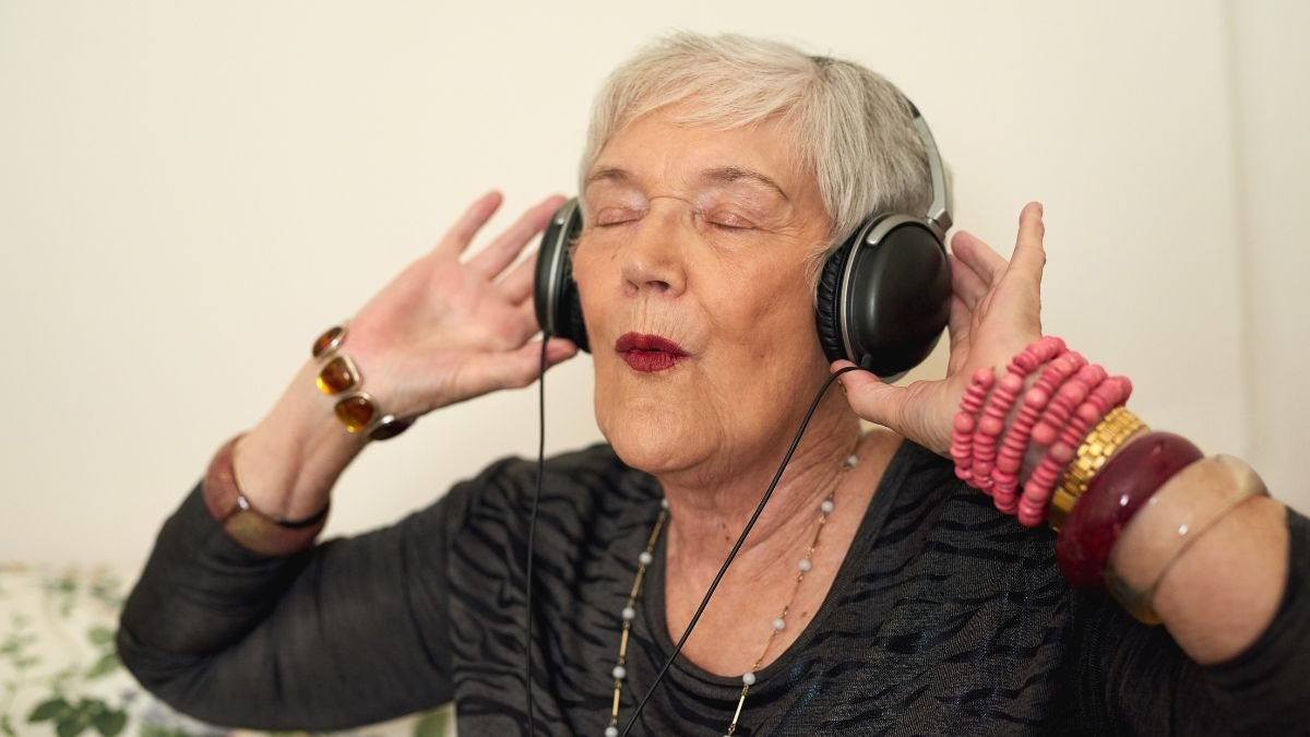 De acordo com os pesquisadores, a prática estimula diversas áreas do cérebro responsáveis por processos como memória - Foto: Envato Elements