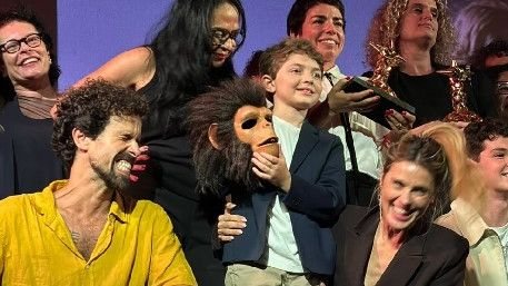Equipe do filme Pequenas Criaturas, que levou o prêmio de Melhor Longa-Metragem de Ficção na competição Première Brasil - Reprodução Instagram /https://www.instagram.com/theomedon