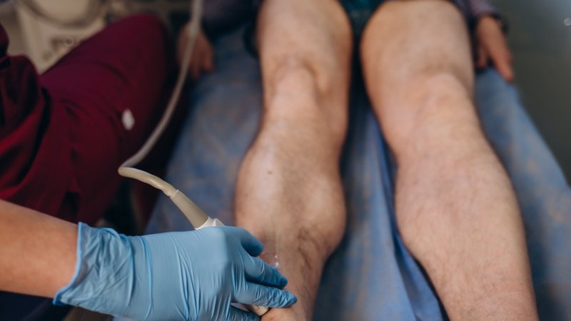 Ficar muito tempo sentado é um dos fatores de risco para trombose - Envato
