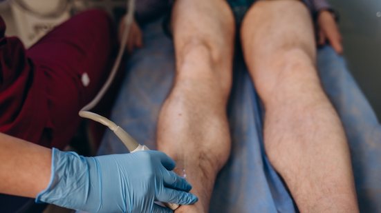 Ficar muito tempo sentado é um dos fatores de risco para trombose - Envato