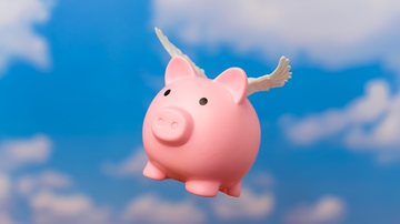 O texto determina que os bancos terão até dois dias úteis para efetivar a portabilidade de salários, aposentadorias e pensões - Envato