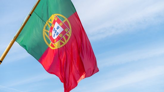 Aprovada em meio a tensões políticas, lei portuguesa exige vínculos comprovados e aumenta fiscalização sobre imigrantes, afetando brasileiros - Envato