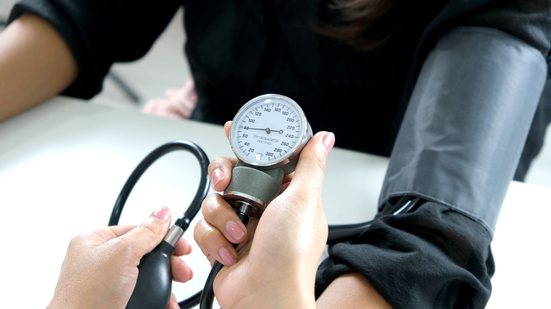 Estudo mostrou que a polipílula contra hipertensão teve resultados ainda melhores na prevenção de um novo  AVC hemorrágico - Adobe Stock