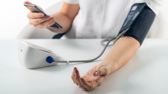 Se você não é hipertenso, mas identificou pressão alta, o primeiro ponto é repousar, explica especialista - Foto: Envato Elements