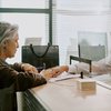 Beneficiários do INSS convocados também podem realizar a prova de vida presencialmente em uma agência bancária - Envato