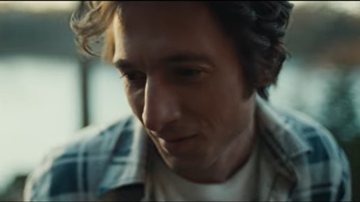 O ator Jeremy Allen White (de O Urso) interpreta o astro do rock Bruce Springsteen - Reprodução Youtube