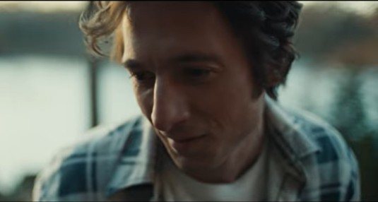 O ator Jeremy Allen White (de O Urso) interpreta o astro do rock Bruce Springsteen - Reprodução Youtube