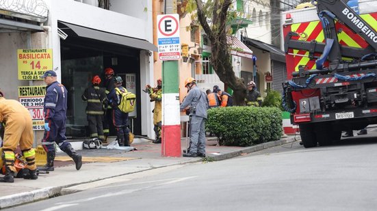 Bombeiros trabalham na frente do restaurante, cujo mezanino desabou; a queda da estrutura ainda será investigada - MARCELO ESTEVãO/THENEWS2/ESTADÃO CONTEÚDO