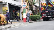 Bombeiros trabalham na frente do restaurante, cujo mezanino desabou; a queda da estrutura ainda será investigada - MARCELO ESTEVãO/THENEWS2/ESTADÃO CONTEÚDO