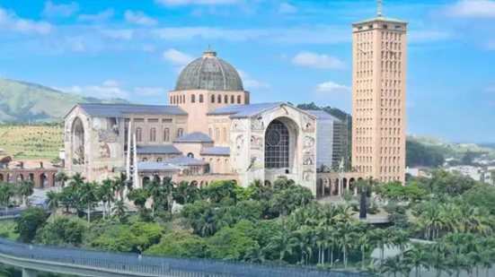 Milhares de fiéis vão à Basílica de Aparecida mostrar sua fé, agradecer ou pedir milagres à padroeira - Divulgação